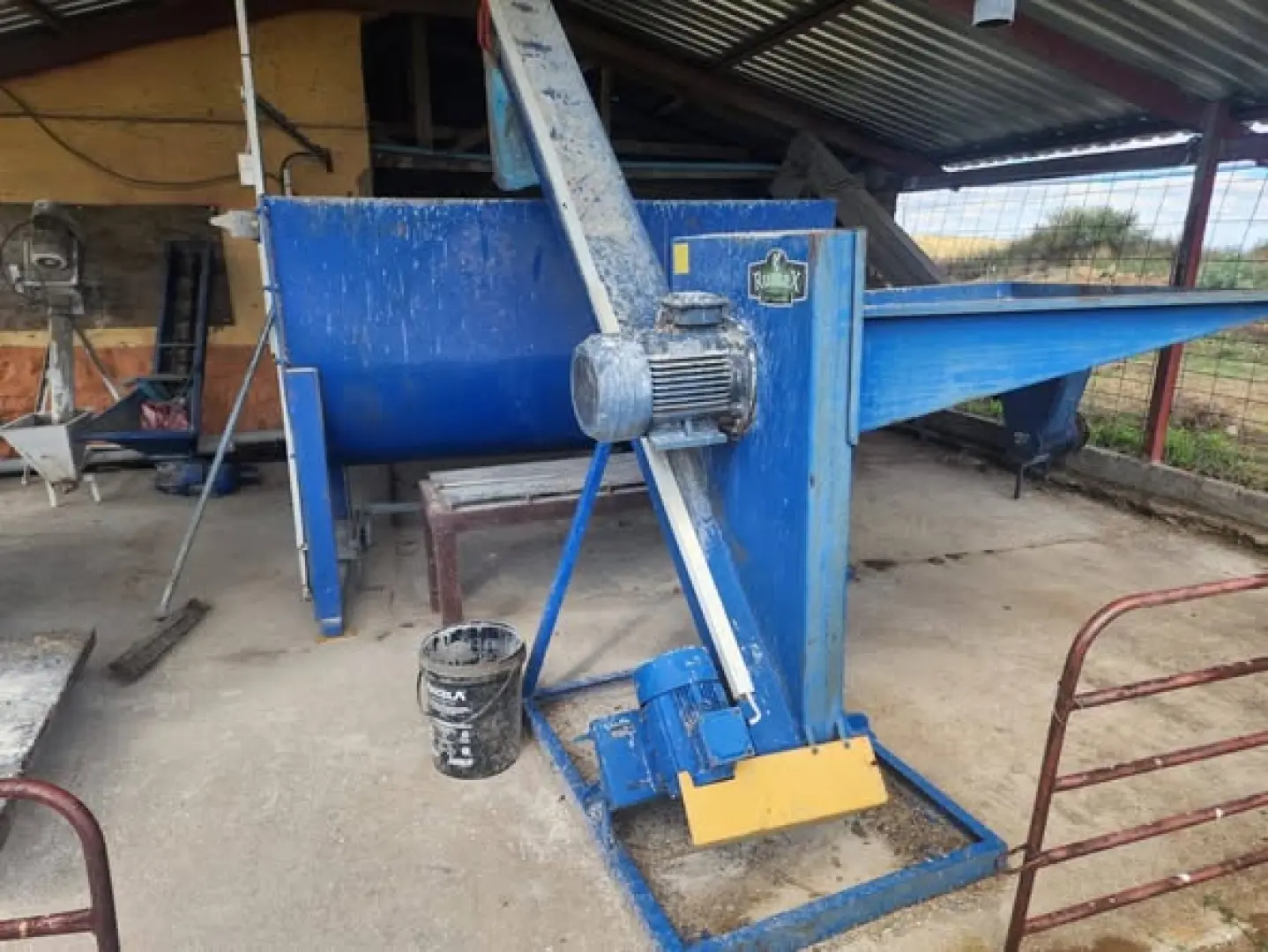 Hammermeule/auger eenheid met konsentraat mixer | MK Landbou Dienste