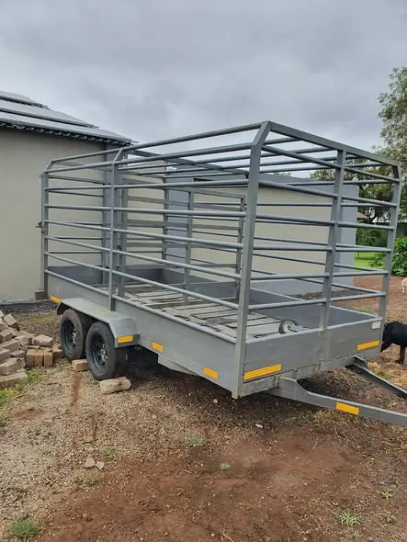 Beestrailer met hek in middel   Dubbel as | MK Landbou Dienste