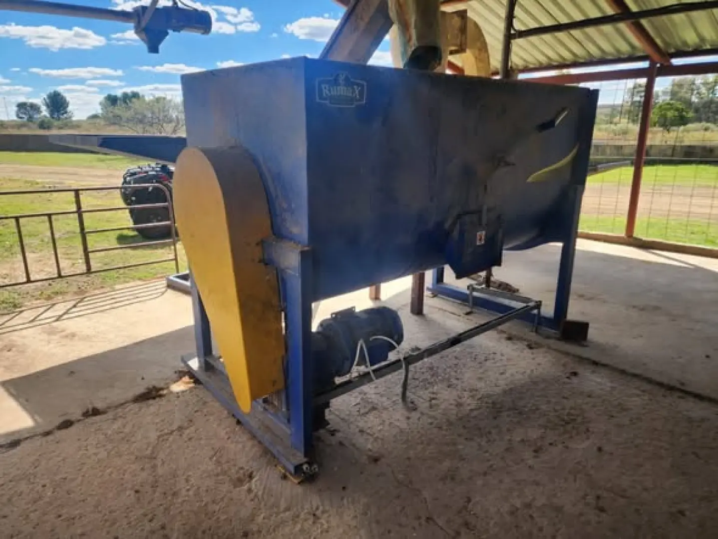 1x   1t konsentraat menger 1x   Hamermeule en 3m auger eenheid. 1x   kort auger vir uitlaai. 1x   Starter boks | MK Landbou Dienste