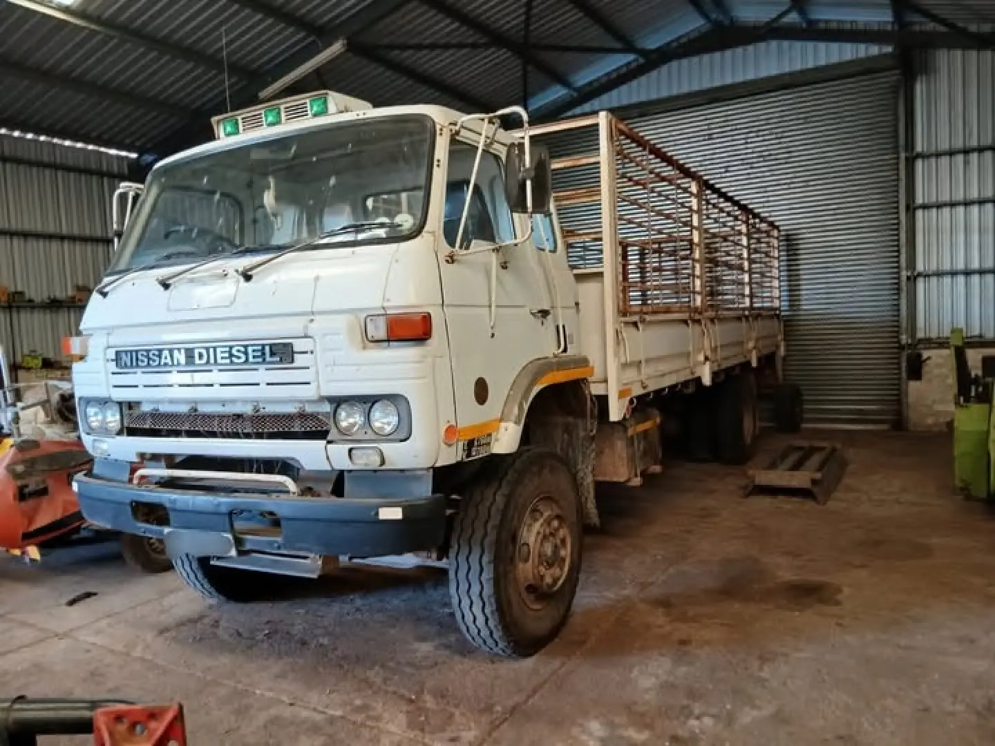 Nissan CK20 diesel trok met beestralies | MK Landbou Dienste