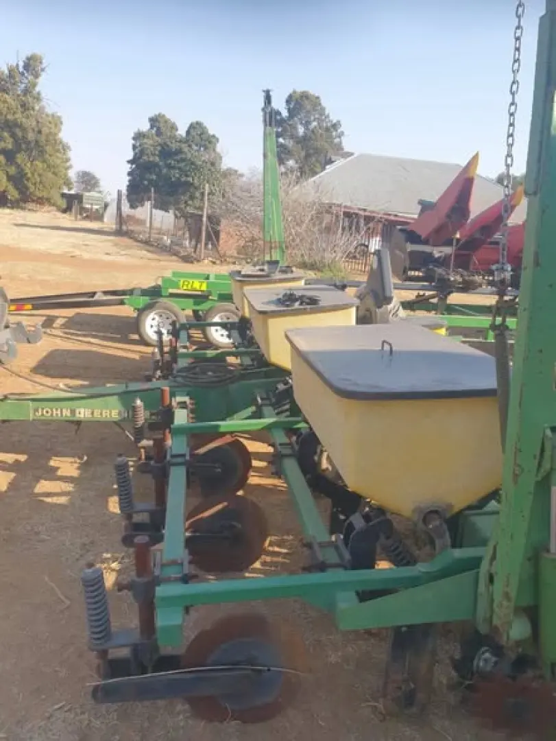 6 ry John Deere vacuum planter met no till kit op | MK Landbou Dienste