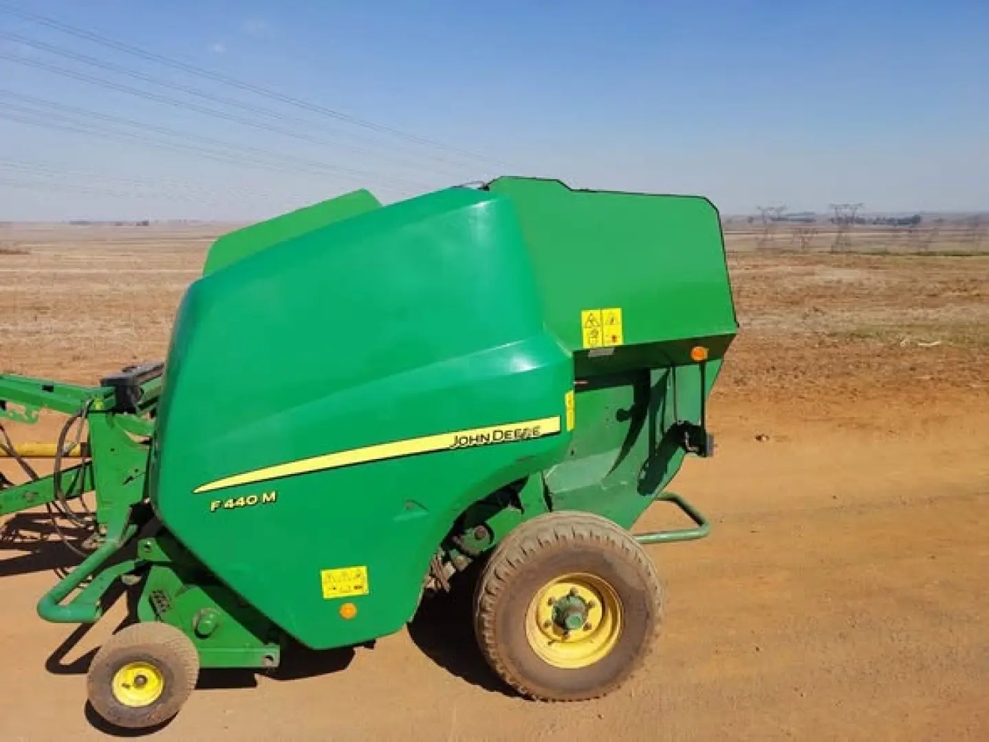 John Deere F440m Baler  Die baler is in baie goeie toestand | MK Landbou Dienste