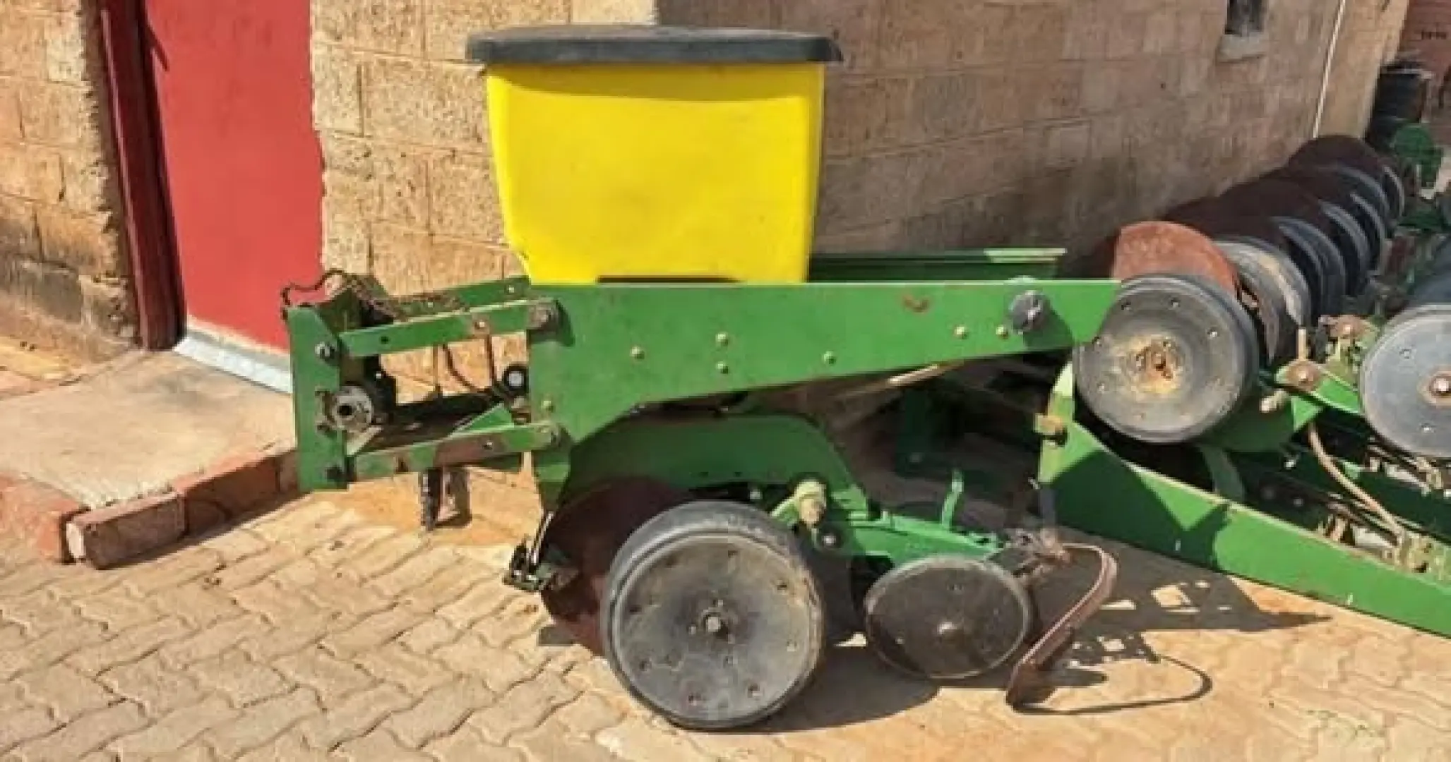 John Deere 1750 vakuum karretjies   6x beskikbaar | MK Landbou Dienste