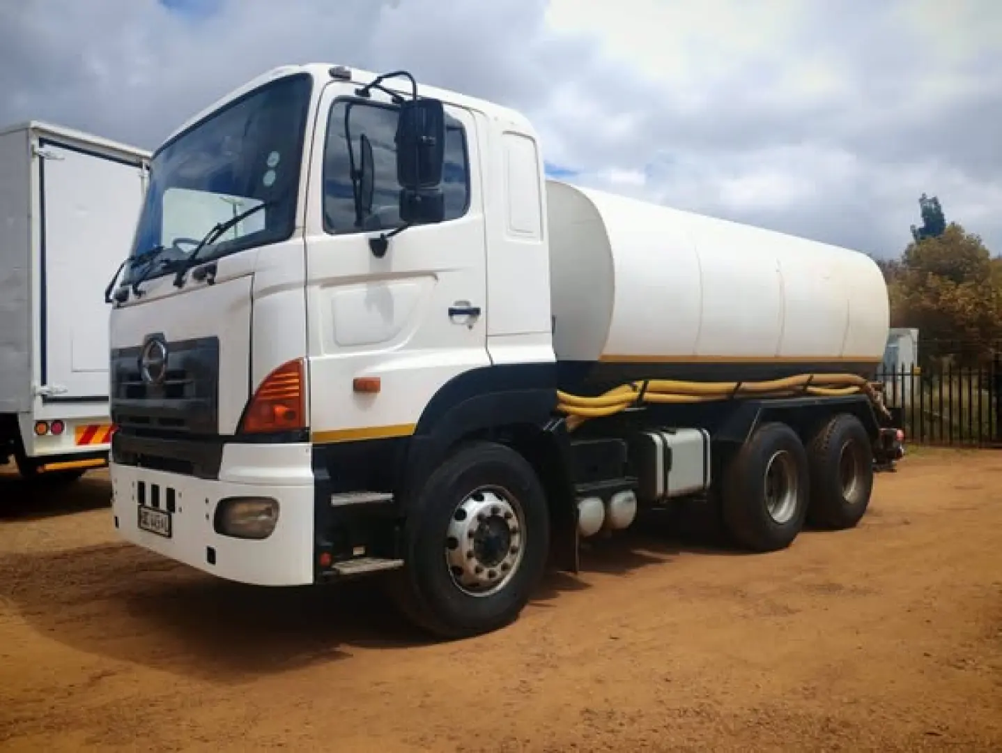 2016 Hino 18000L Watertank Truck Double Diff | MK Landbou Dienste