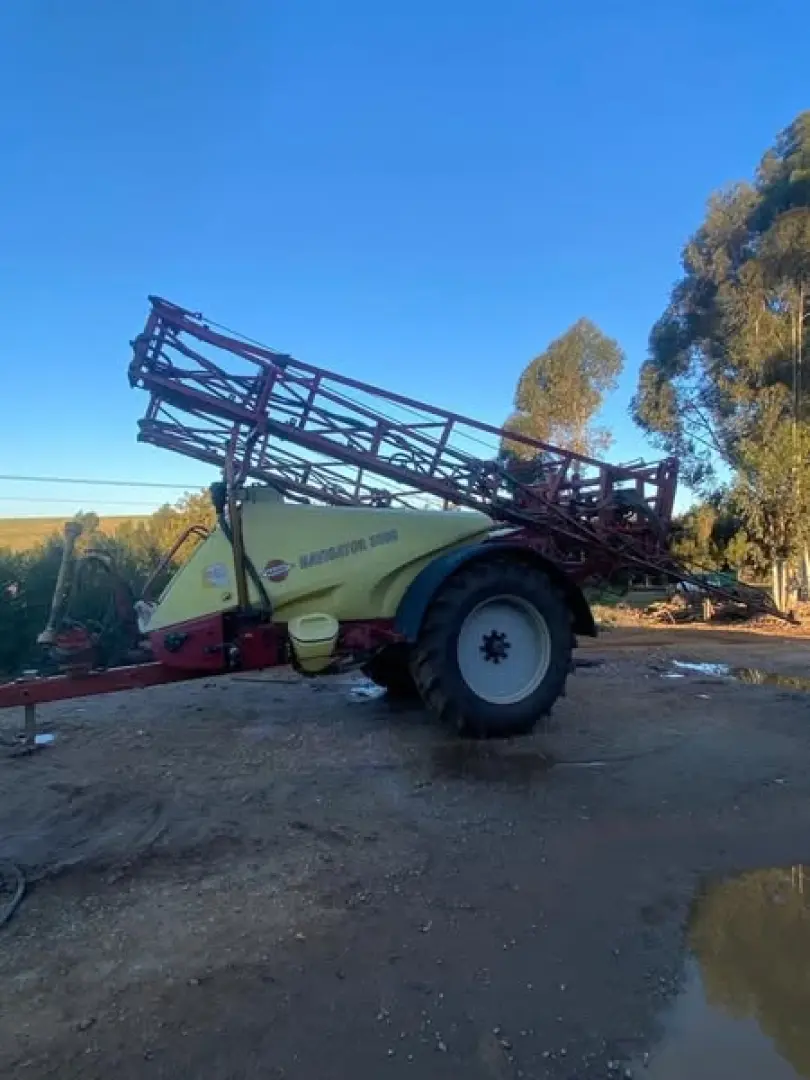 2008 Hardi Navigator 3000 28 meter balk 3000 L tank | QAC Equipment