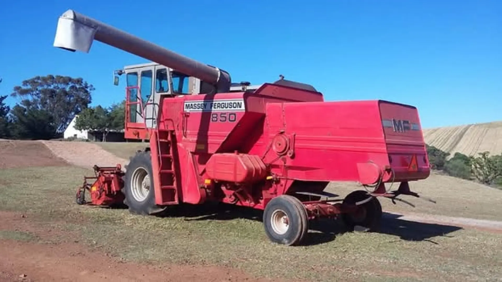 Massey Ferguson 850 stroper met pickup | MK Landbou Dienste