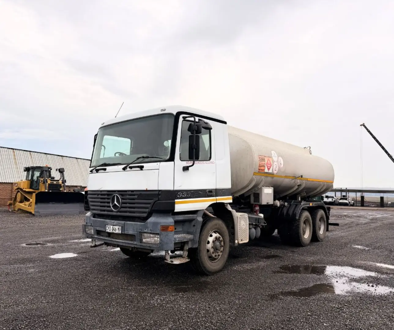 Mercedes Benz Actors 3331 16000 Ltr Tanker Rigid Truck | 838 374 km | EarthComp