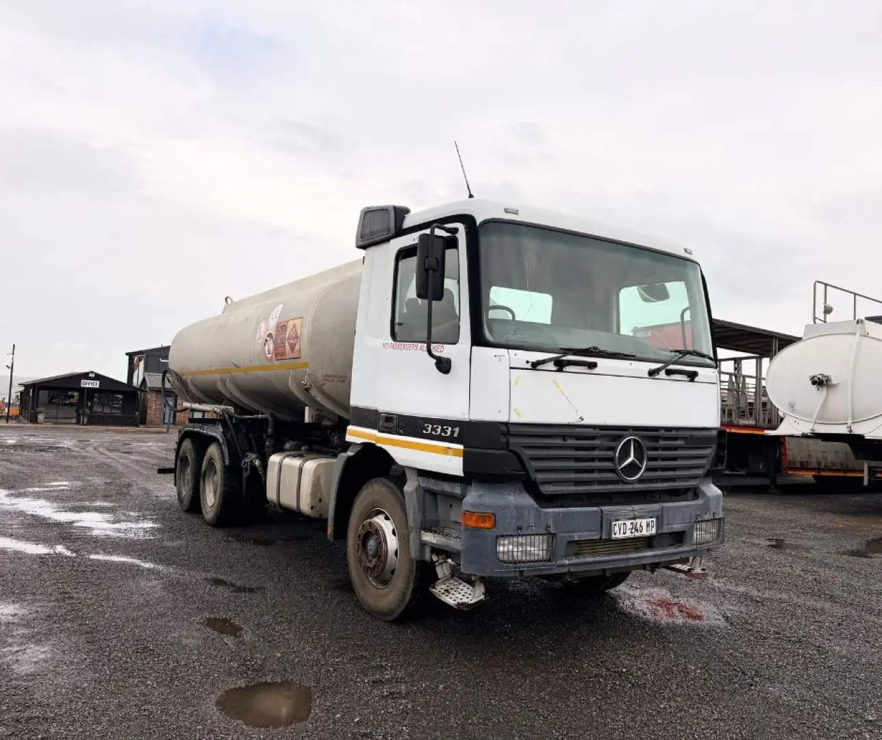 Mercedes Benz Actors 3331 16000 Ltr Tanker Rigid Truck | 838 374 km | EarthComp