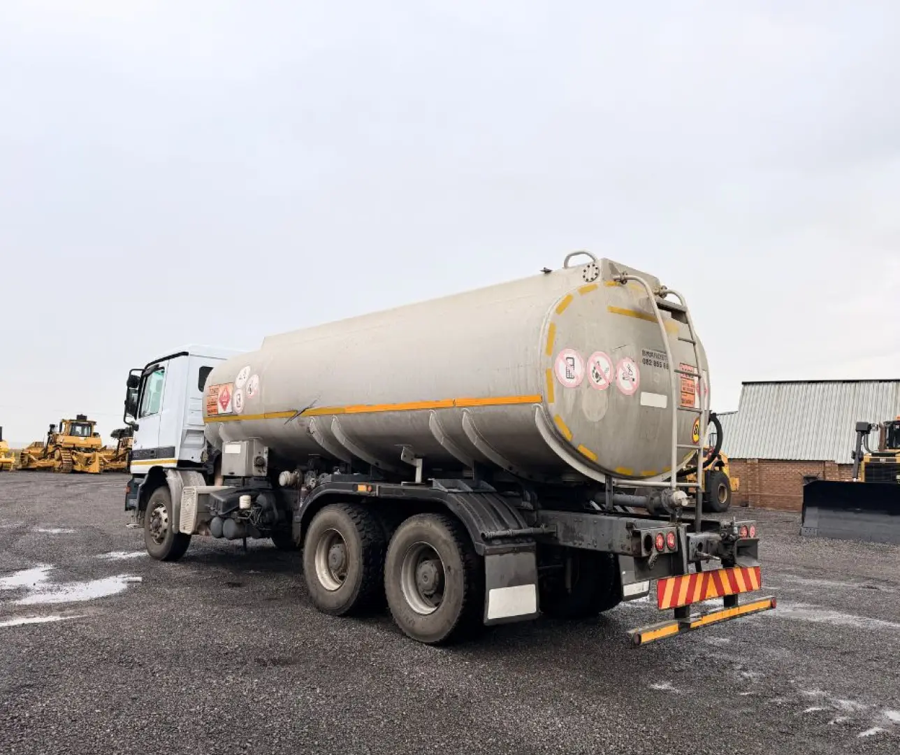Mercedes Benz Actors 3331 16000 Ltr Tanker Rigid Truck | 838 374 km | EarthComp