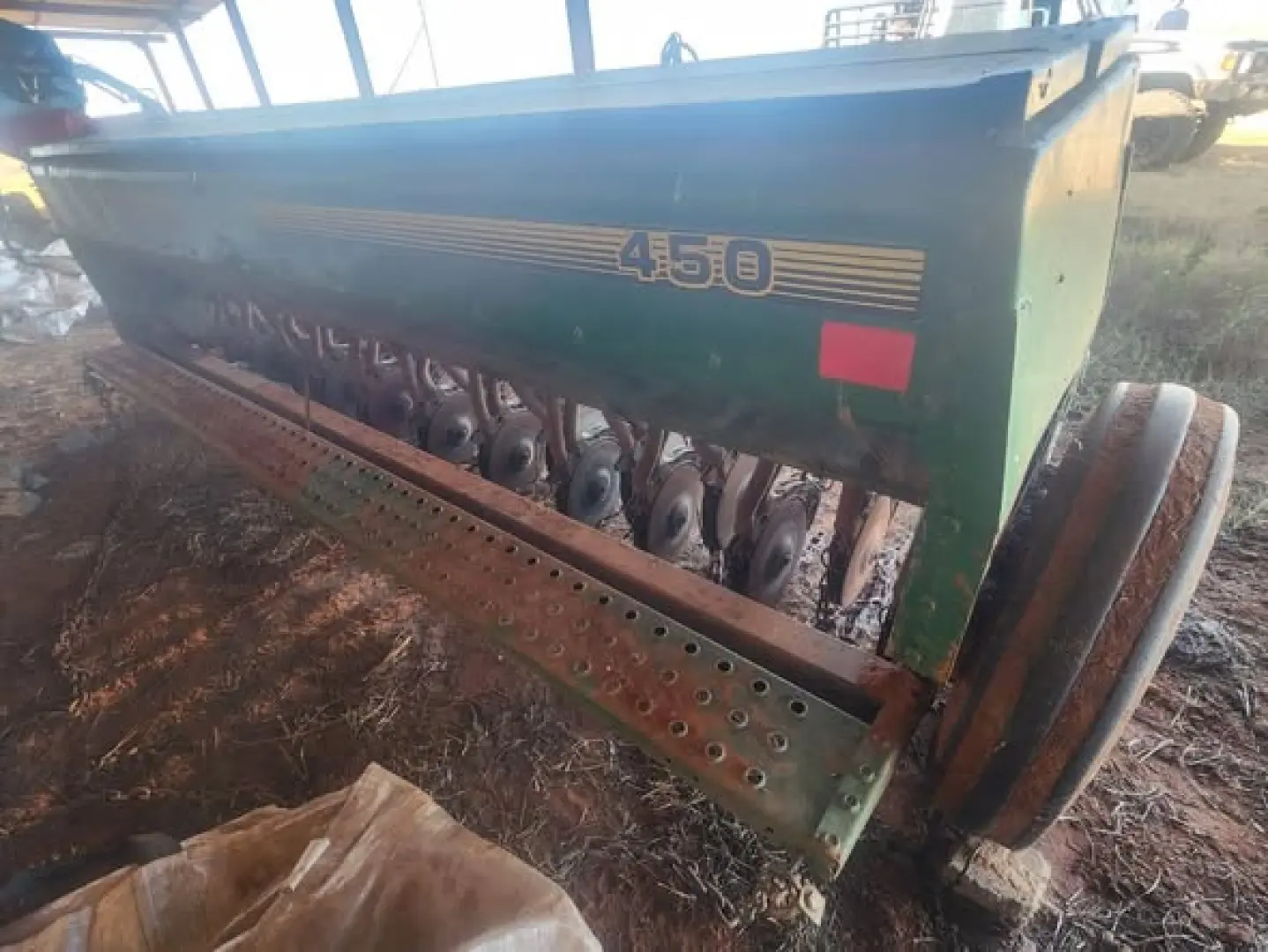 John Deere 450 fynsaad planter   Nuwe John Deere coaters op  R160 000 + btw | MK Landbou Dienste