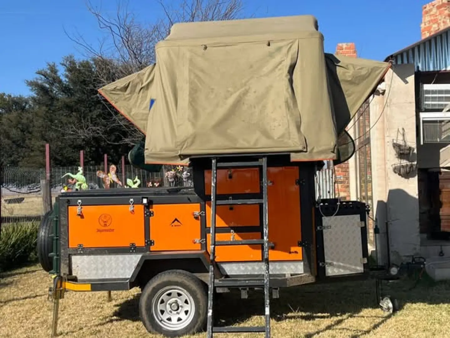 Prys verlaag  Reismier kamp trailer met 4 man tent  2016 model | MK Landbou Dienste
