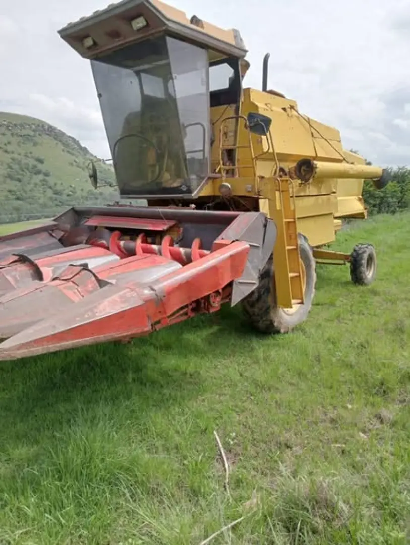 New Holland 8040 stroper met tafels  Plukkerkop, koring tafel en karretjies  | MK Landbou Dienste