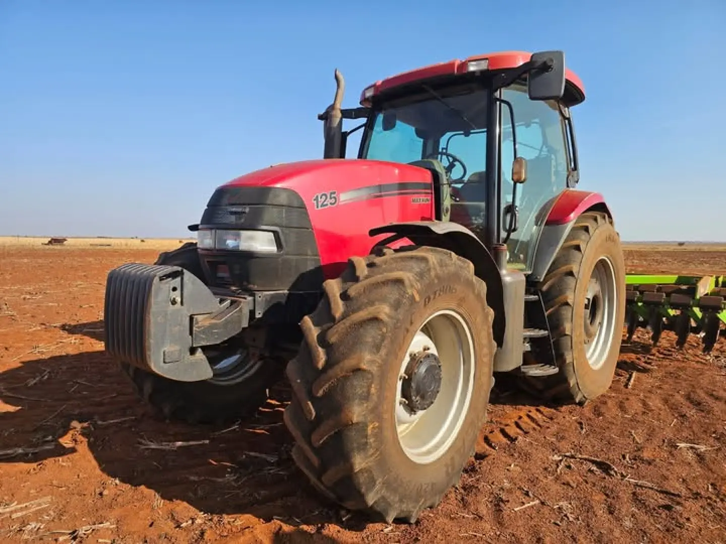 Die trekker werk tans maar hy is enige tyd beskikbaar.  6950 ure op.  2008 model | MK Landbou Dienste