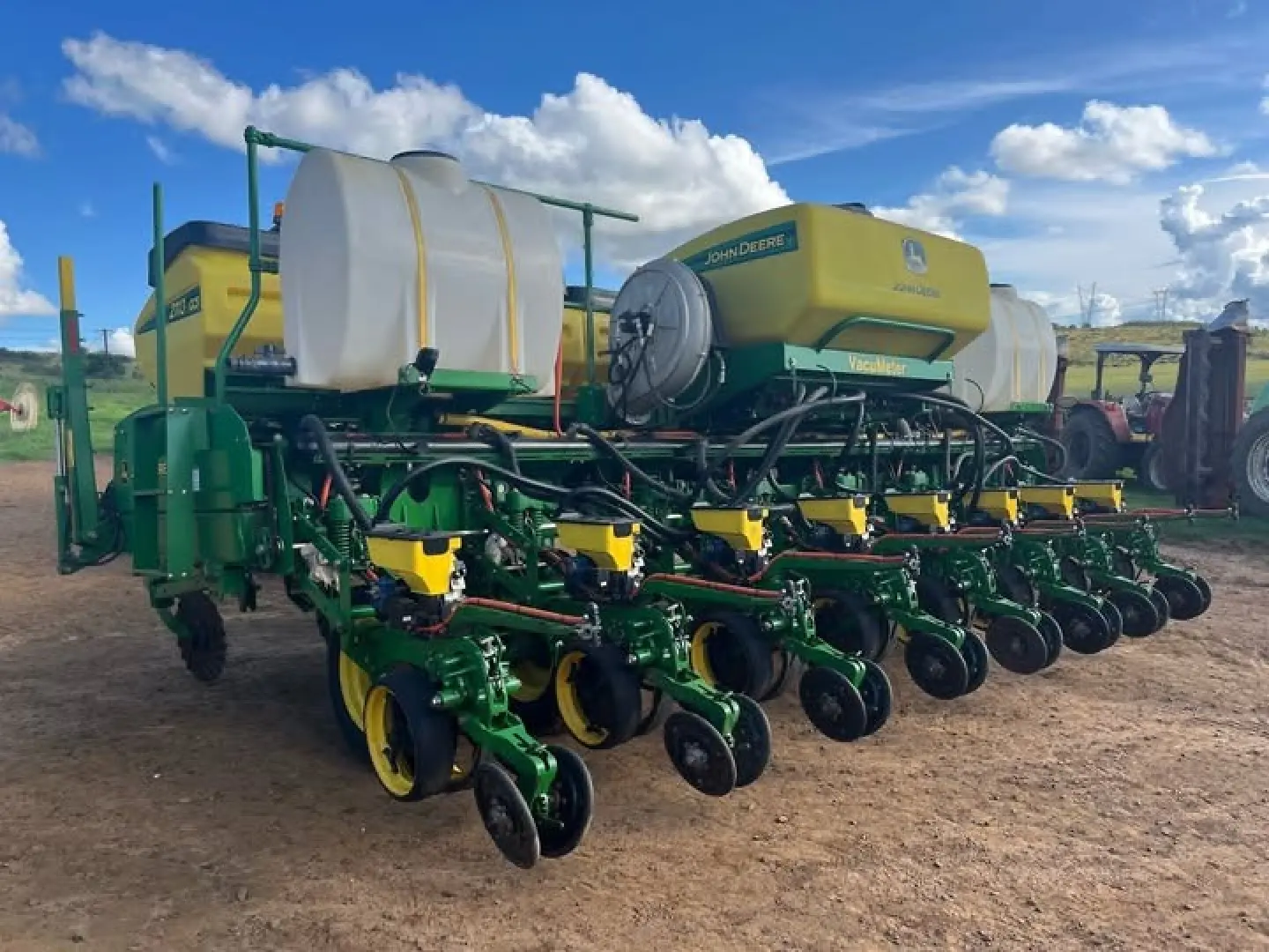 John Deere 2113 no till planter  8 ry .76 Kunsmis hidrolies aangedryf | MK Landbou Dienste