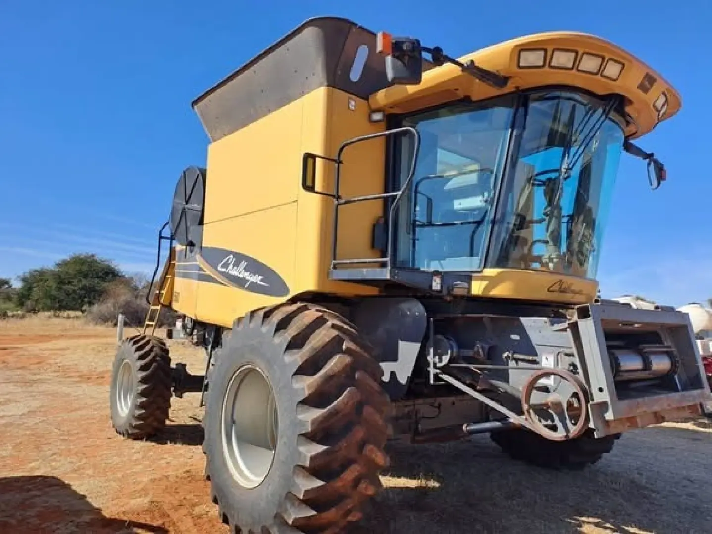 Challenger 660 2009 model Met Susi enjin 3000 EU 2000 RU  | MK Landbou Dienste