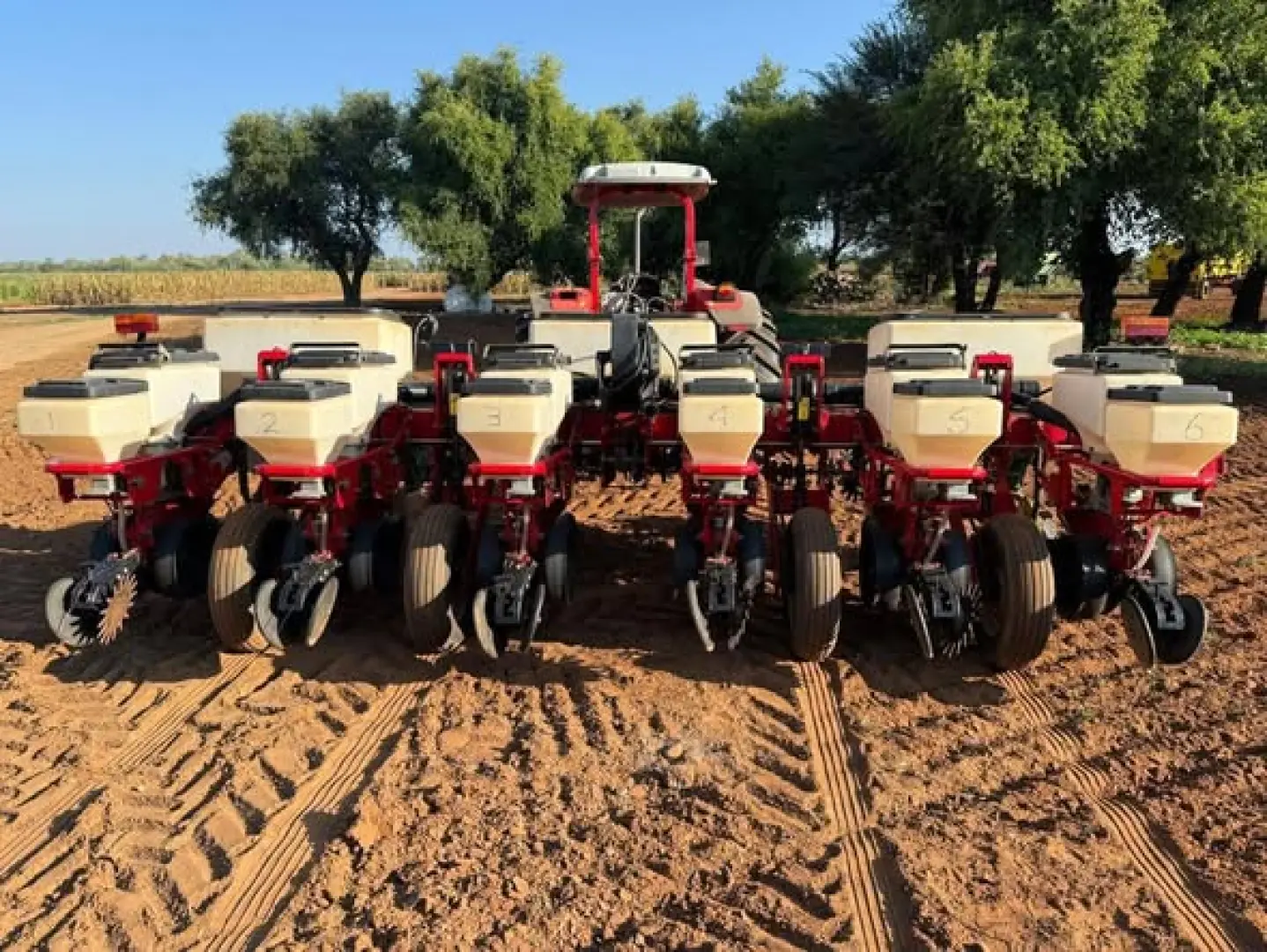 Massey Ferguson 555 planter  6ry .91   Kan stel na .76  het monitor | MK Landbou Dienste