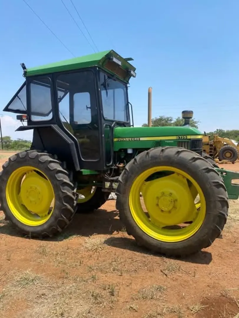 John Deere 5715  2004 model | MK Landbou Dienste
