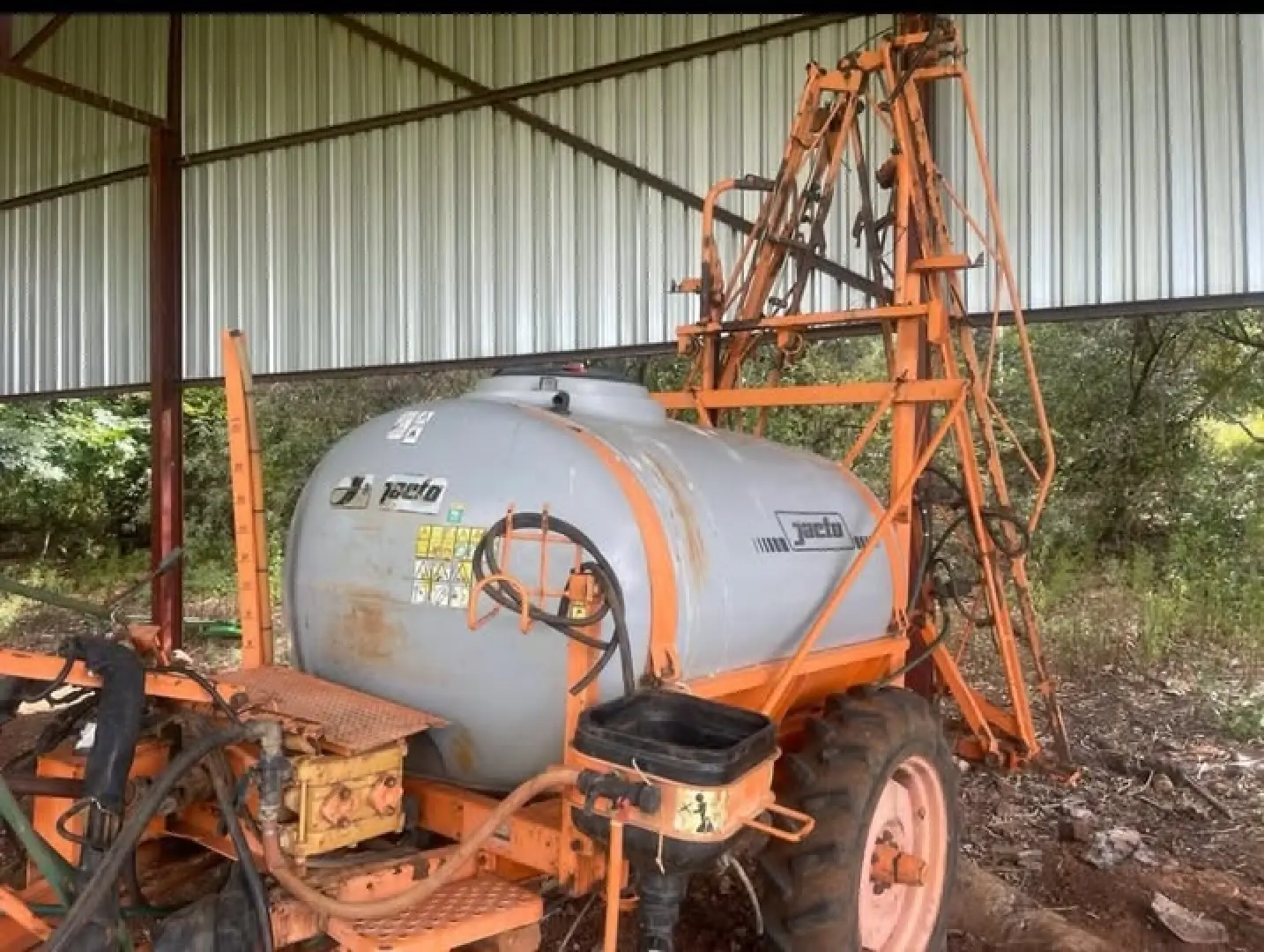 Jacto gifspuit  2000 liter  16 m boom | MK Landbou Dienste