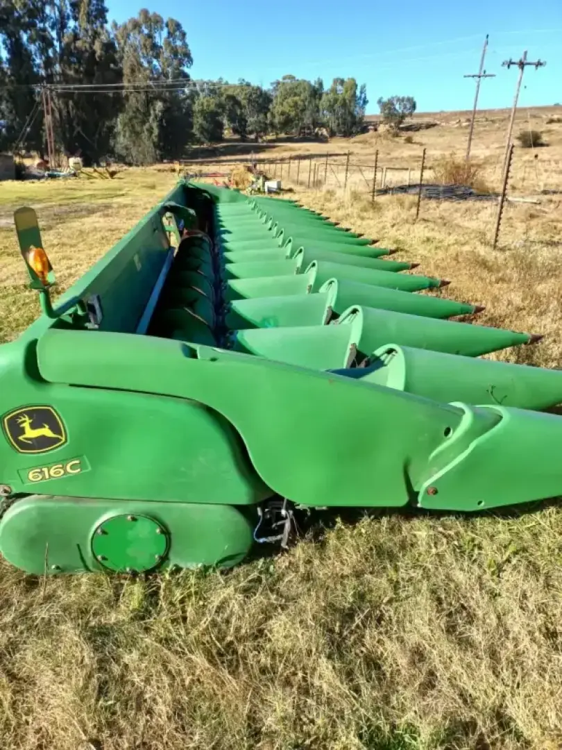 John Deere 616 C - 16 Row, 76 Picker Head | QAC Equipment