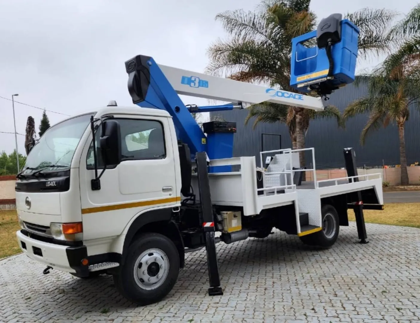 2013 Nissan UD40L Cherry Picker