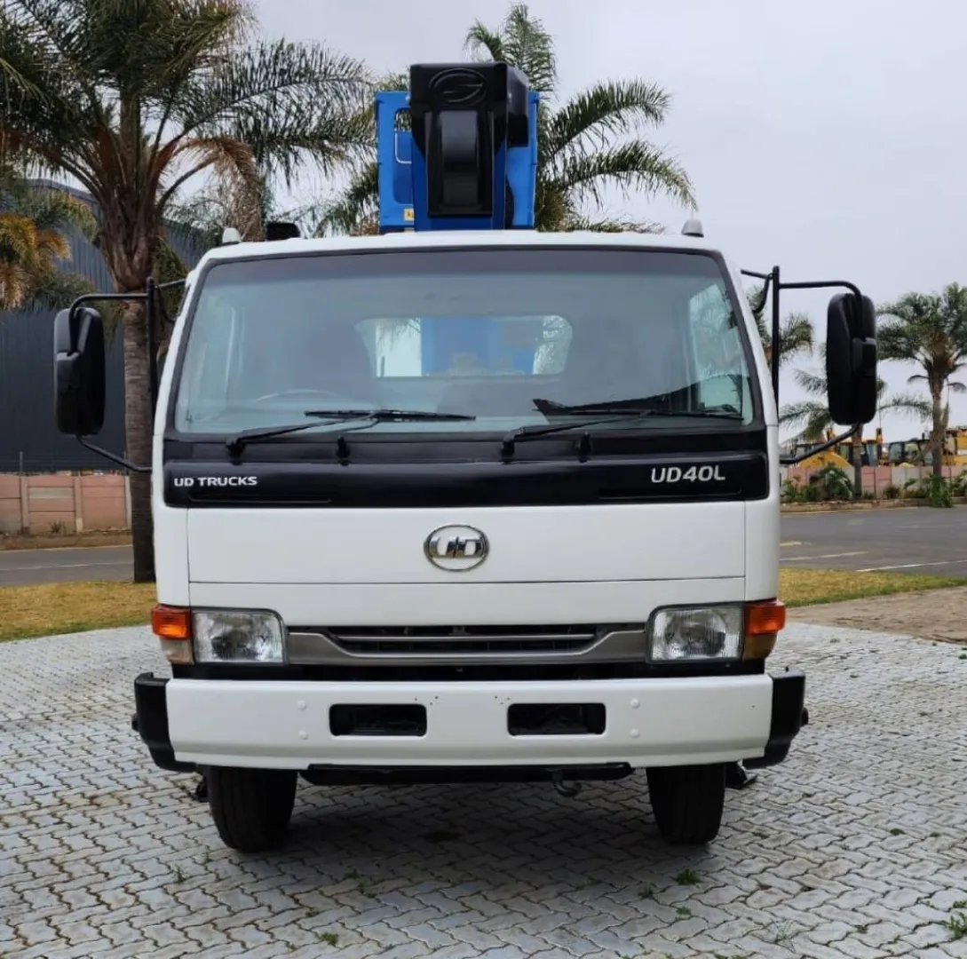 2013 Nissan UD40L Cherry Picker