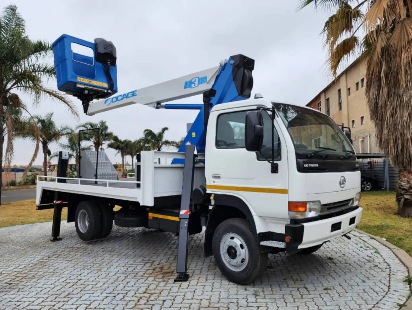 2013 Nissan UD40L Cherry Picker