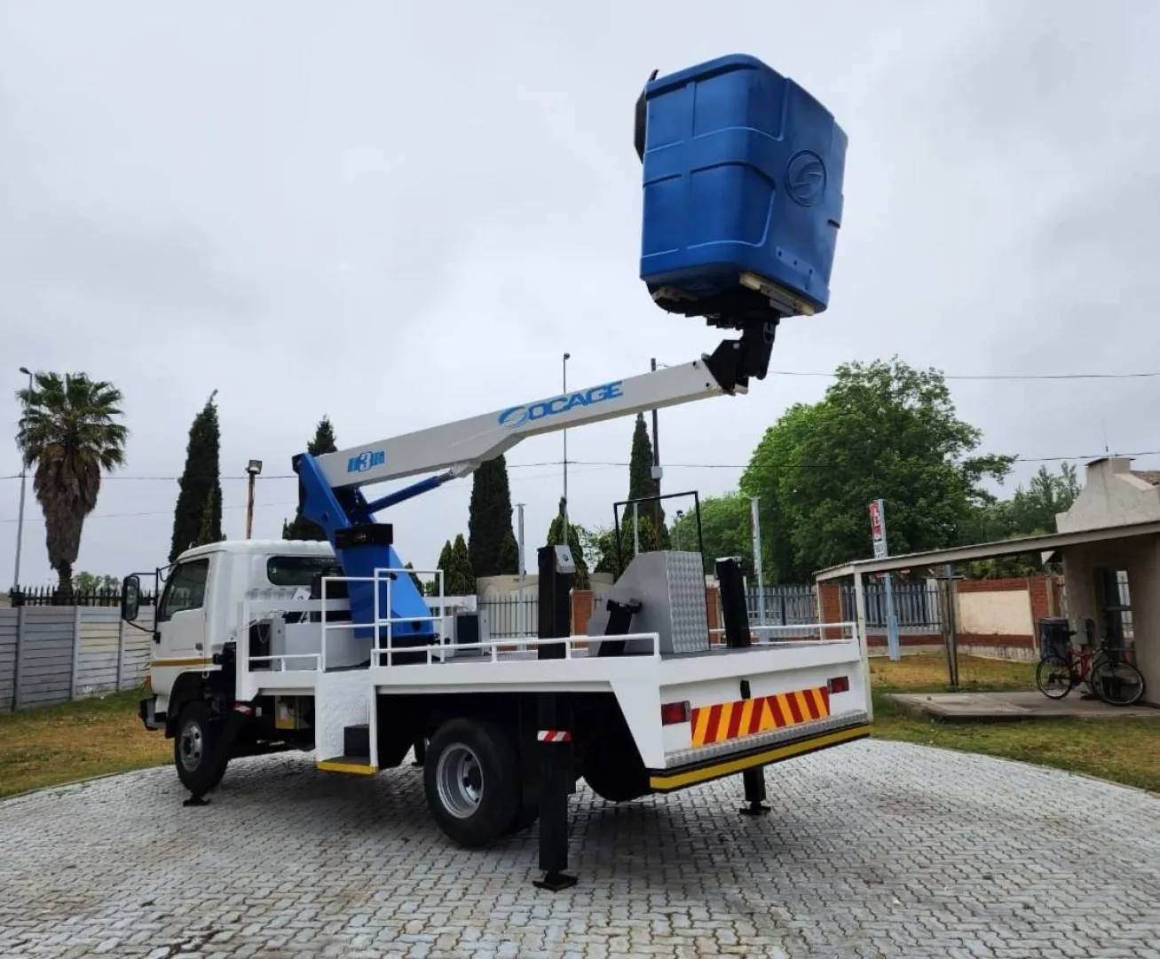 2013 Nissan UD40L Cherry Picker