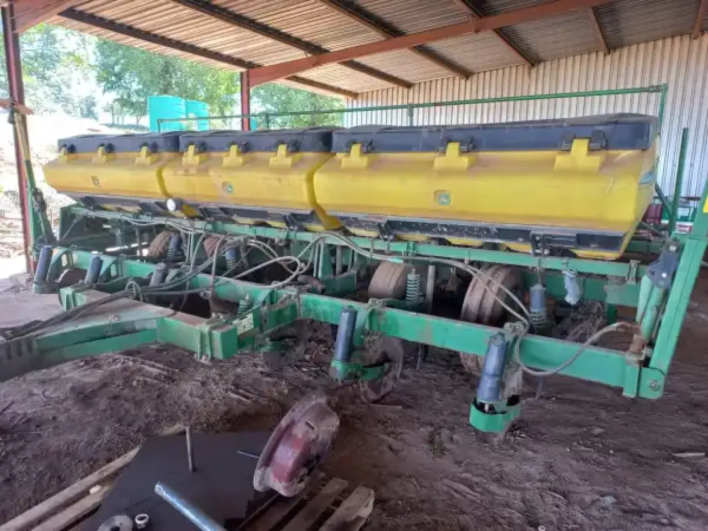 John Deere 2117. 6 row .91 planter | QAC Equipment