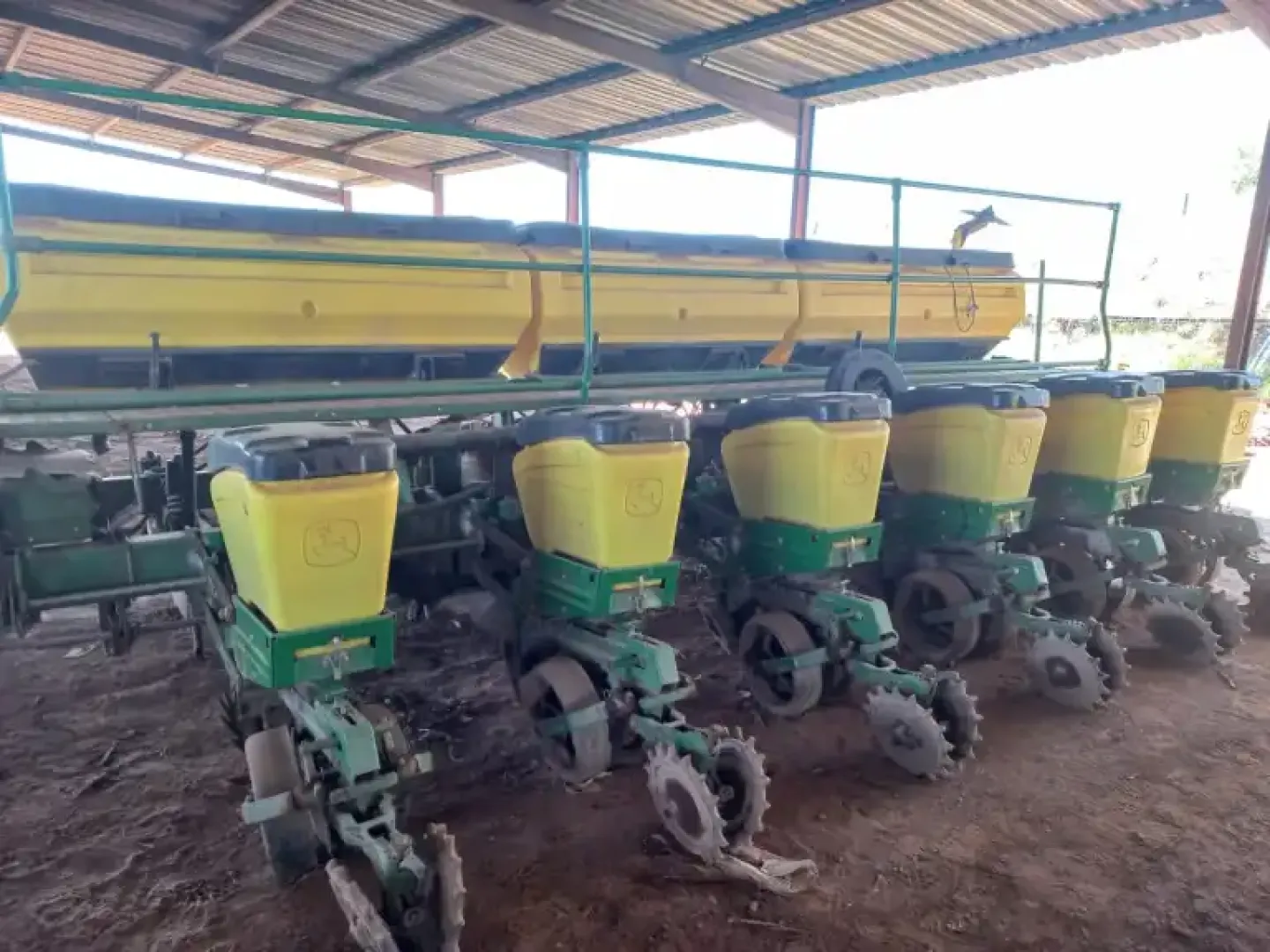 John Deere 2117. 6 row .91 planter | QAC Equipment