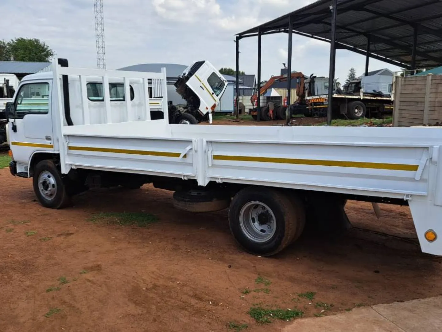 2009 Nissan UD 40 dropside body truck