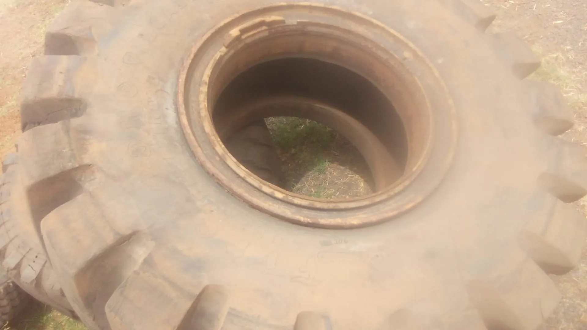 2 x 41.5/70/39 L-5 earthmover tyres