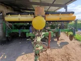 2111 John Deere Notill planter | Agrimar
