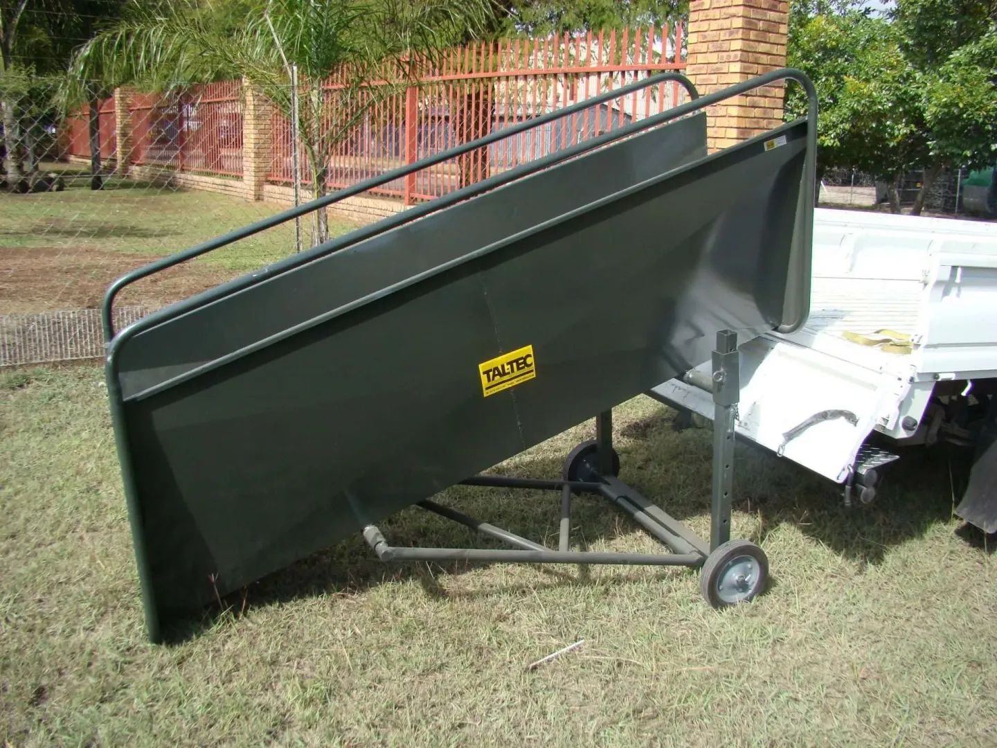 The 2m sheep min loading ramp is equipped with wheelbarrow wheels  | Tal-Tec