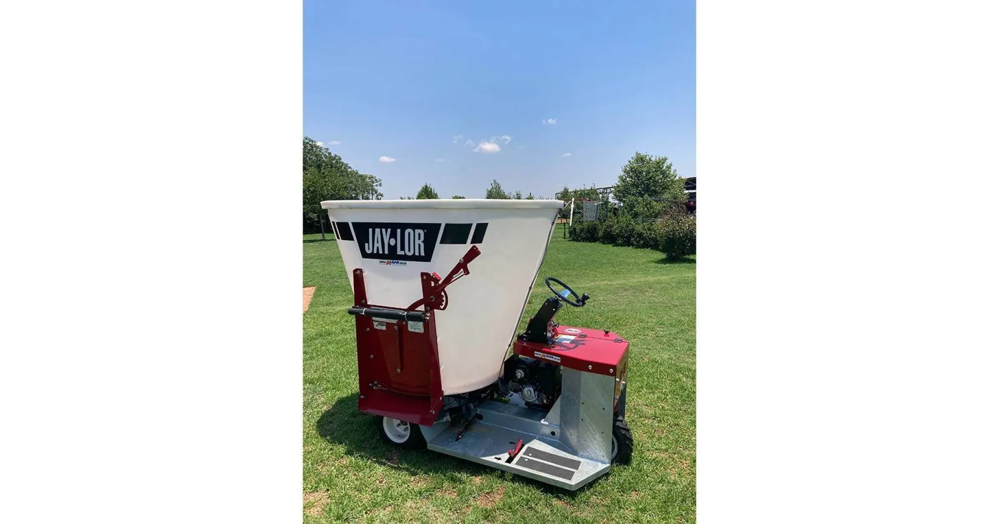 Jay-Lor self-propelled feed mixer | Jay-Lor self aangedrewe voermenger | Algar