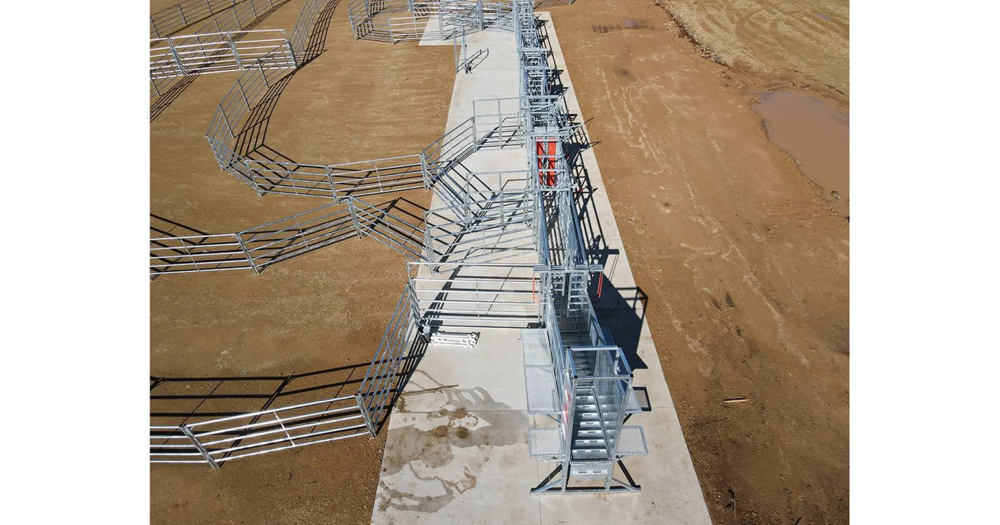 Static cattle loading ramp | Bees 4 m vasstaande laaibank | Algar