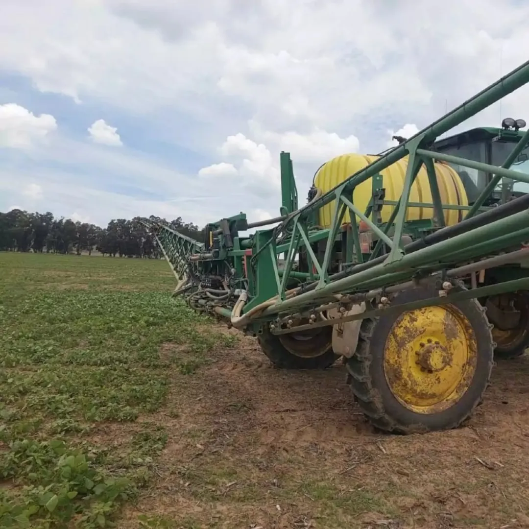 John Deere Sprayer with screen and receiver | QAC Equipment