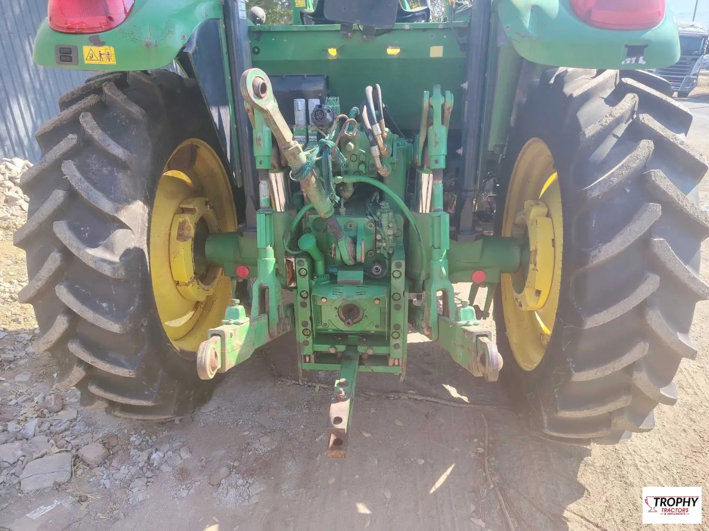 JOHN DEERE 6105 M WITH LOADER