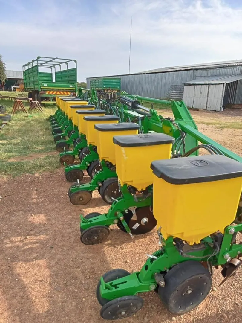 12 Ry .91 John Deere Stackfold Planter | Agrimar