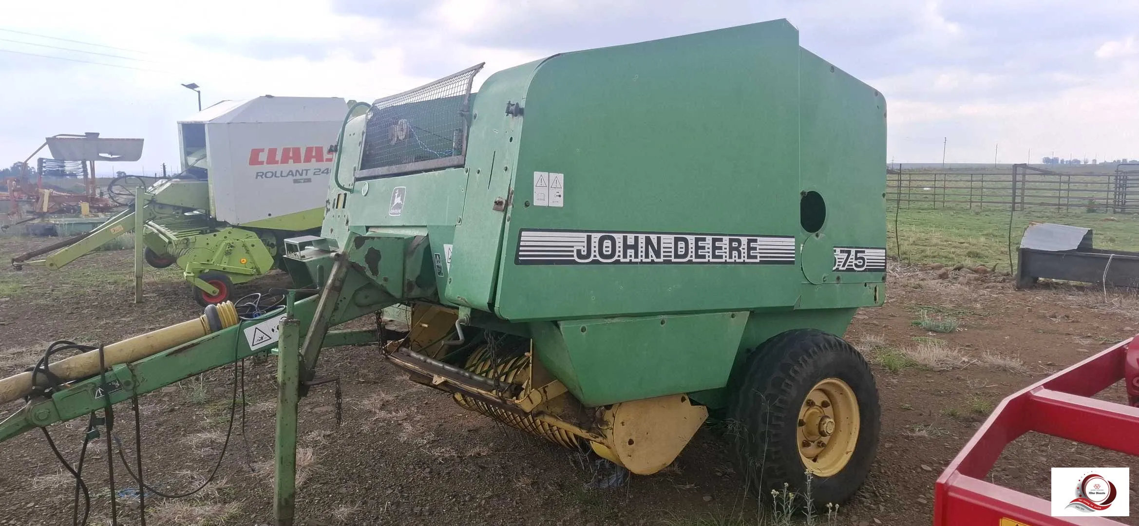 John Deere 575 Baler