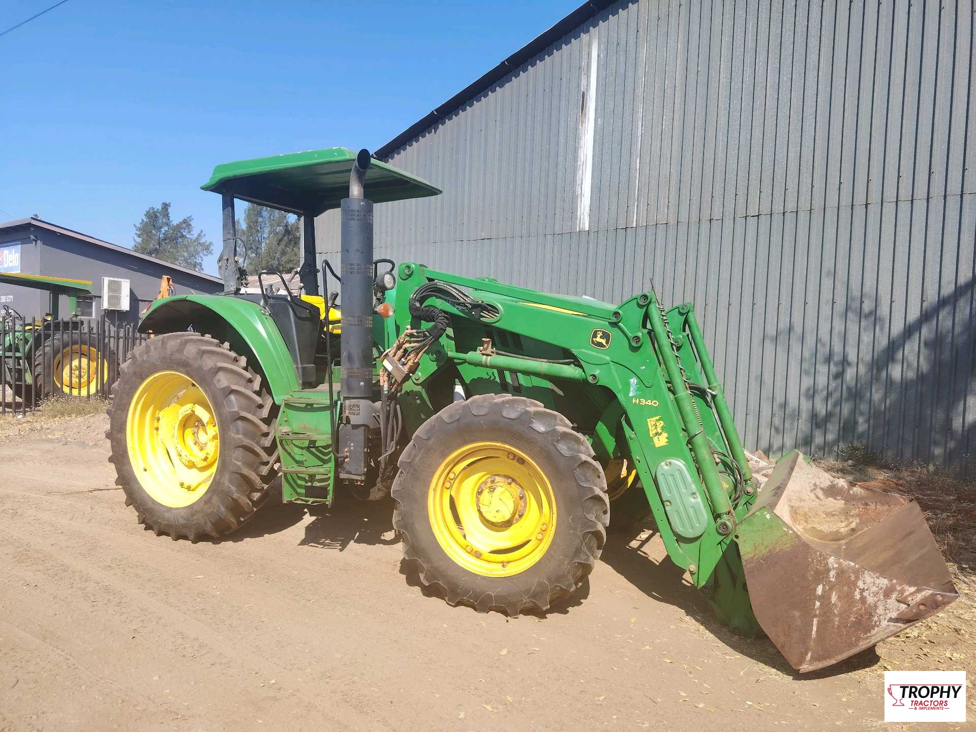 JOHN DEERE 6105 M WITH LOADER