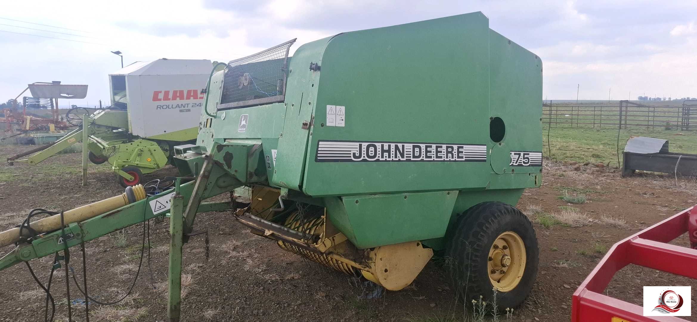 John Deere 575 Baler