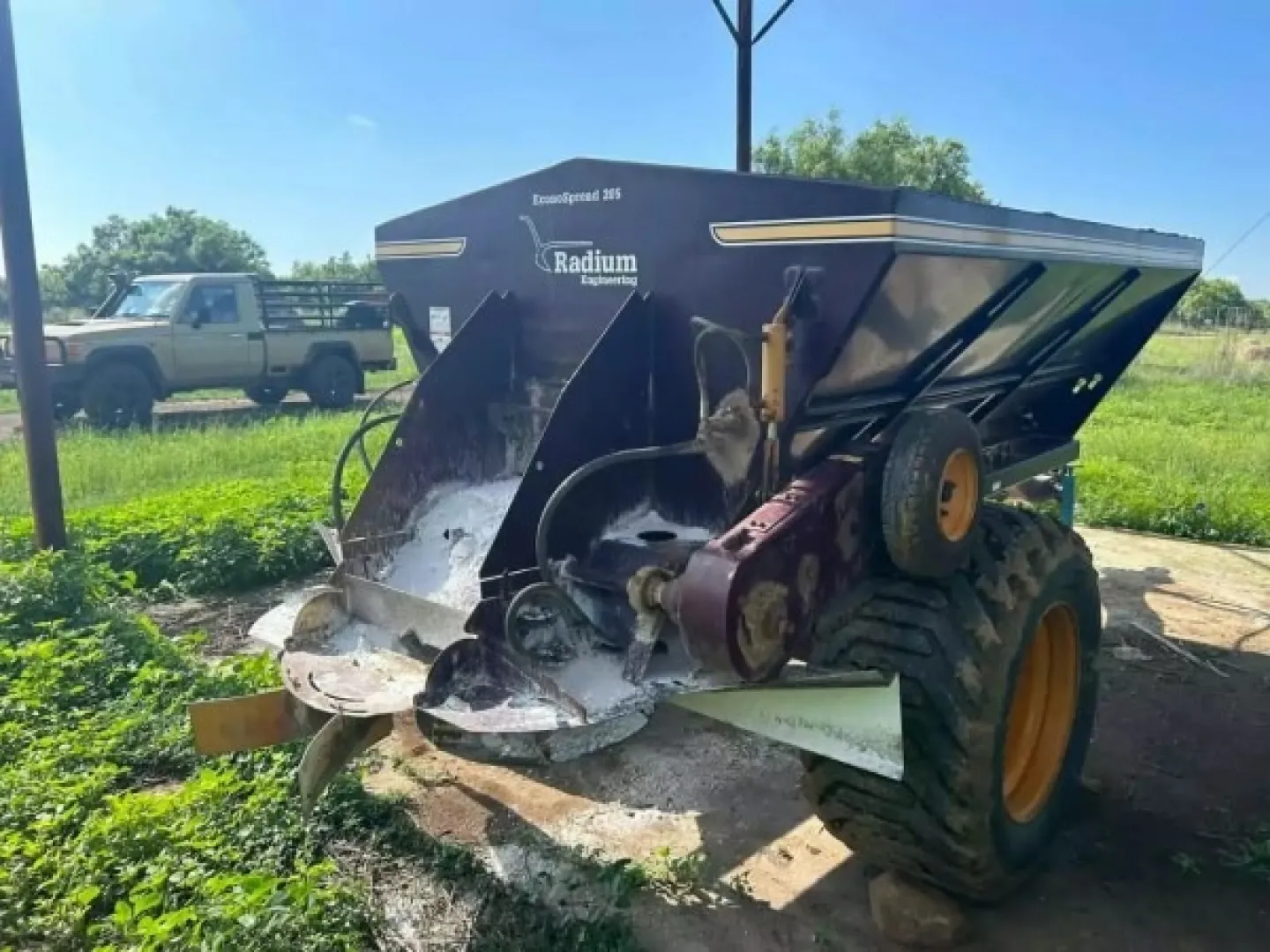 Used Radium spreader 7 cub | QAC Equipment