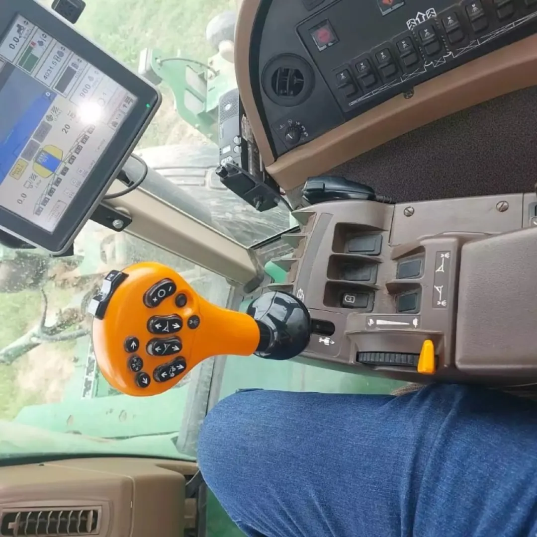 2019 John Deere with screen and receiver | QAC Equipment