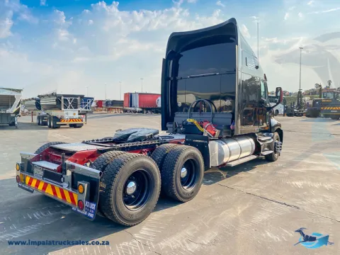 1997 Kenworth T2000 – 6×4 Truck Tractor