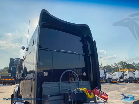 1997 Kenworth T2000 – 6×4 Truck Tractor