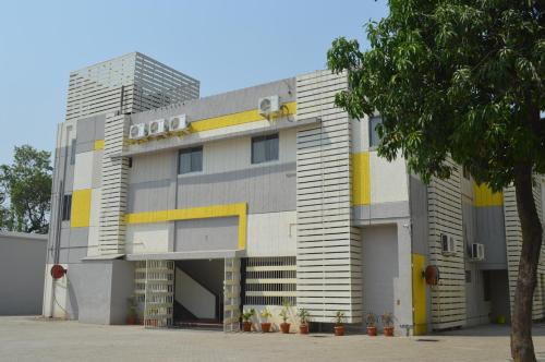 Hotel Vrindavan Palace (Apr 9, 2026 to Aug 30, 2026) | XL Boland Travel 