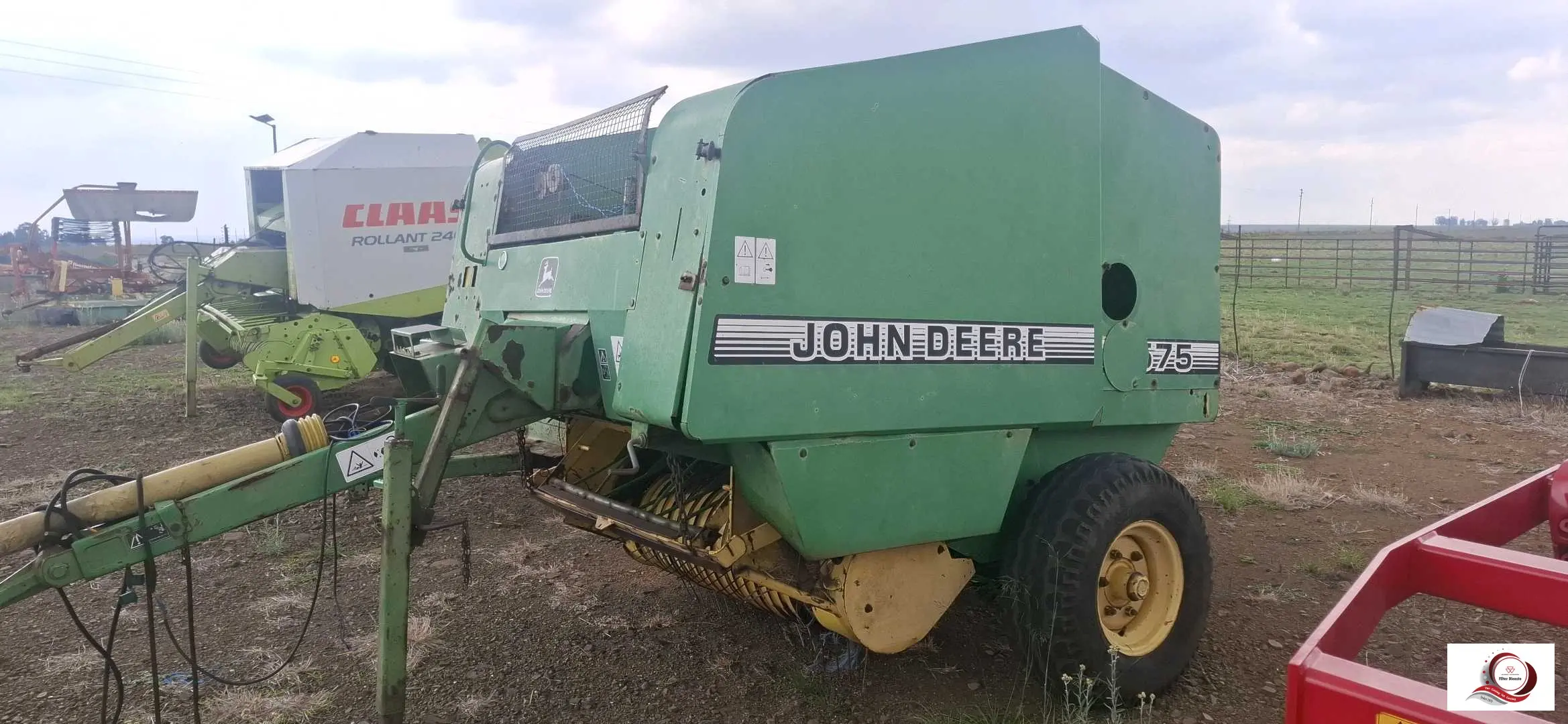 John Deere 575 Baler